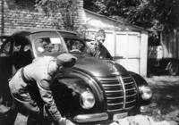 1940. Honvédségi gépkocsi vezetők viccelődnek (Hanomag 1.3 gépkocsi)